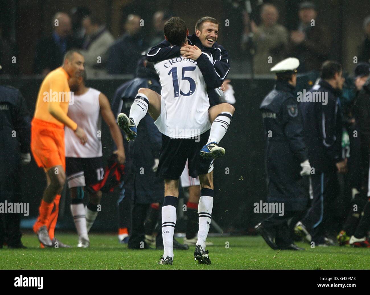 Peter Crouch de Tottenham Hotspur (número 15) y Rafael Van der Vaart  (frente) celebran su victoria después del silbato final Fotografía de stock  - Alamy