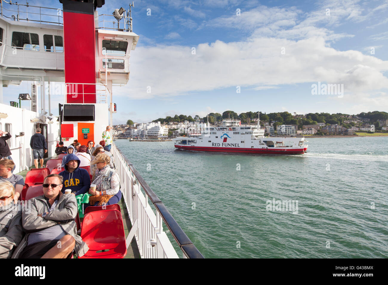 Red Funnel ferry cruzando el Solent entre Southampton y Cowes en la Isla de Wight Foto de stock