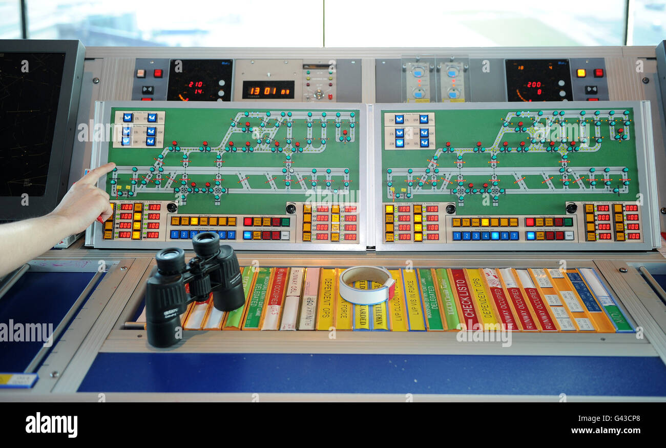 Imagen genérica de los controladores de tráfico aéreo en funcionamiento en la torre de control del aeropuerto de Manchester. Foto de stock
