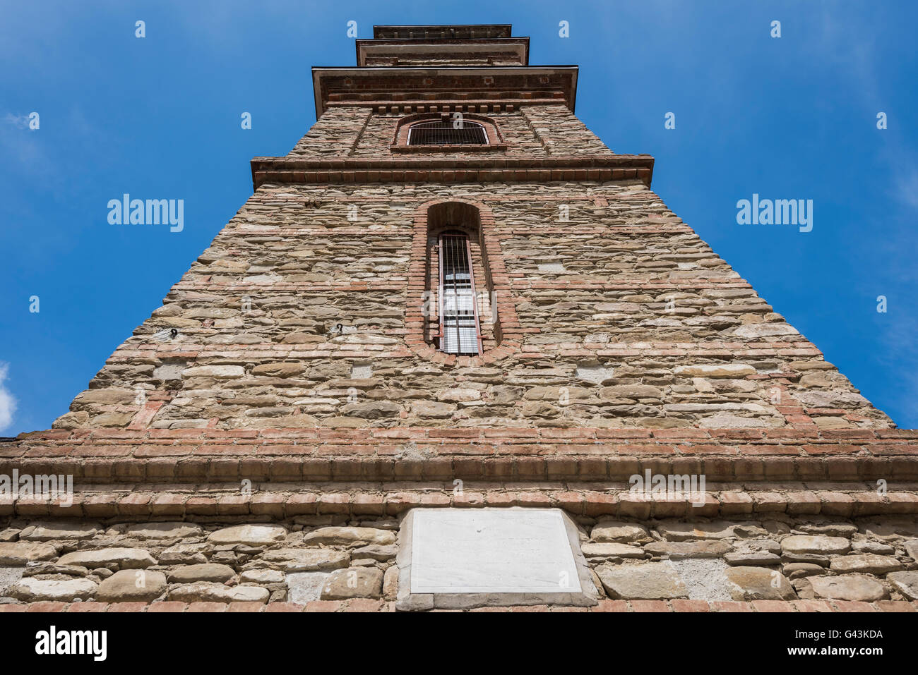 Torre de la Iglesia de Monastero Bormida con el cielo azul en la provincia de Asti, Piamonte, Italia. Foto de stock