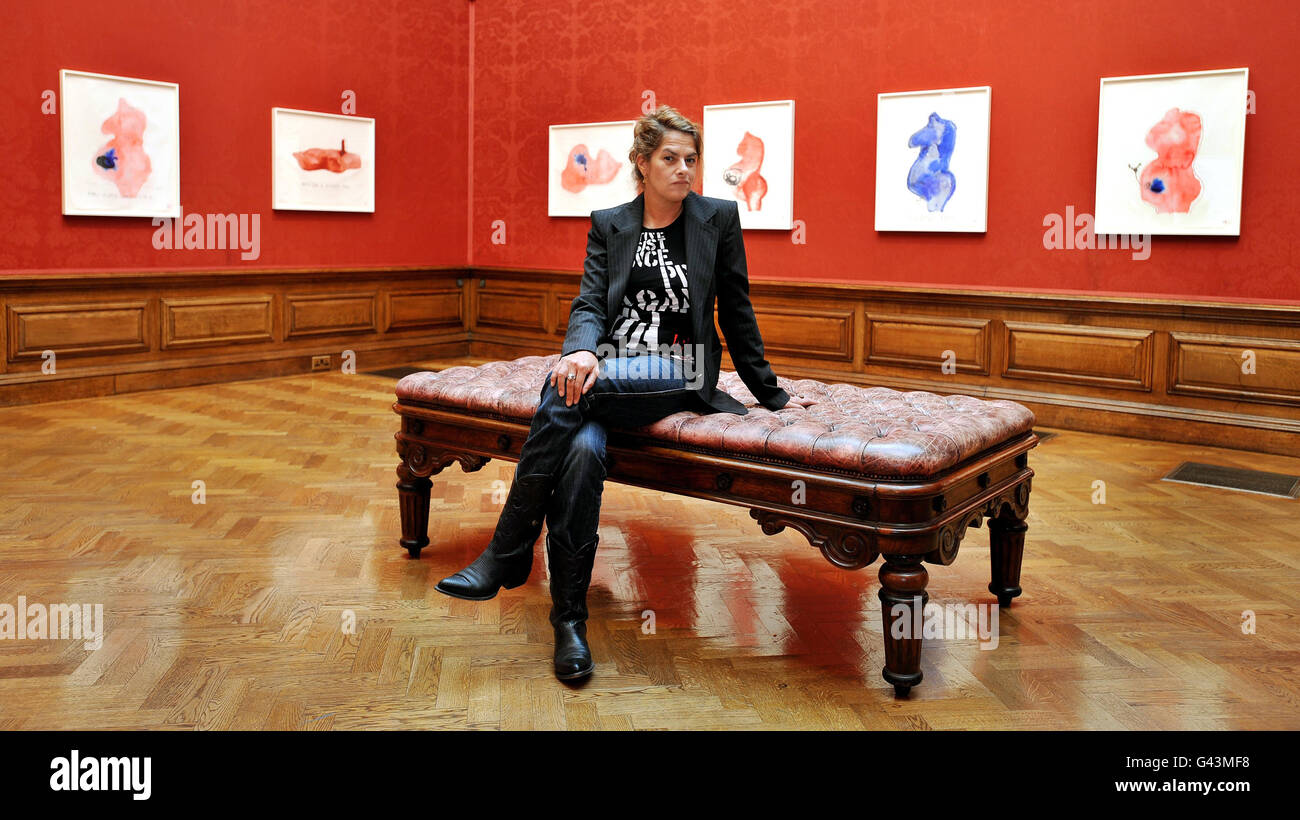 La artista Tracey Emin en el lanzamiento de la exposición "no abandonarme" en el centro de Mayfair de Londres, que es una serie de 16 obras realizadas en colaboración con Louise Bourgeois que murió el año pasado. Foto de stock