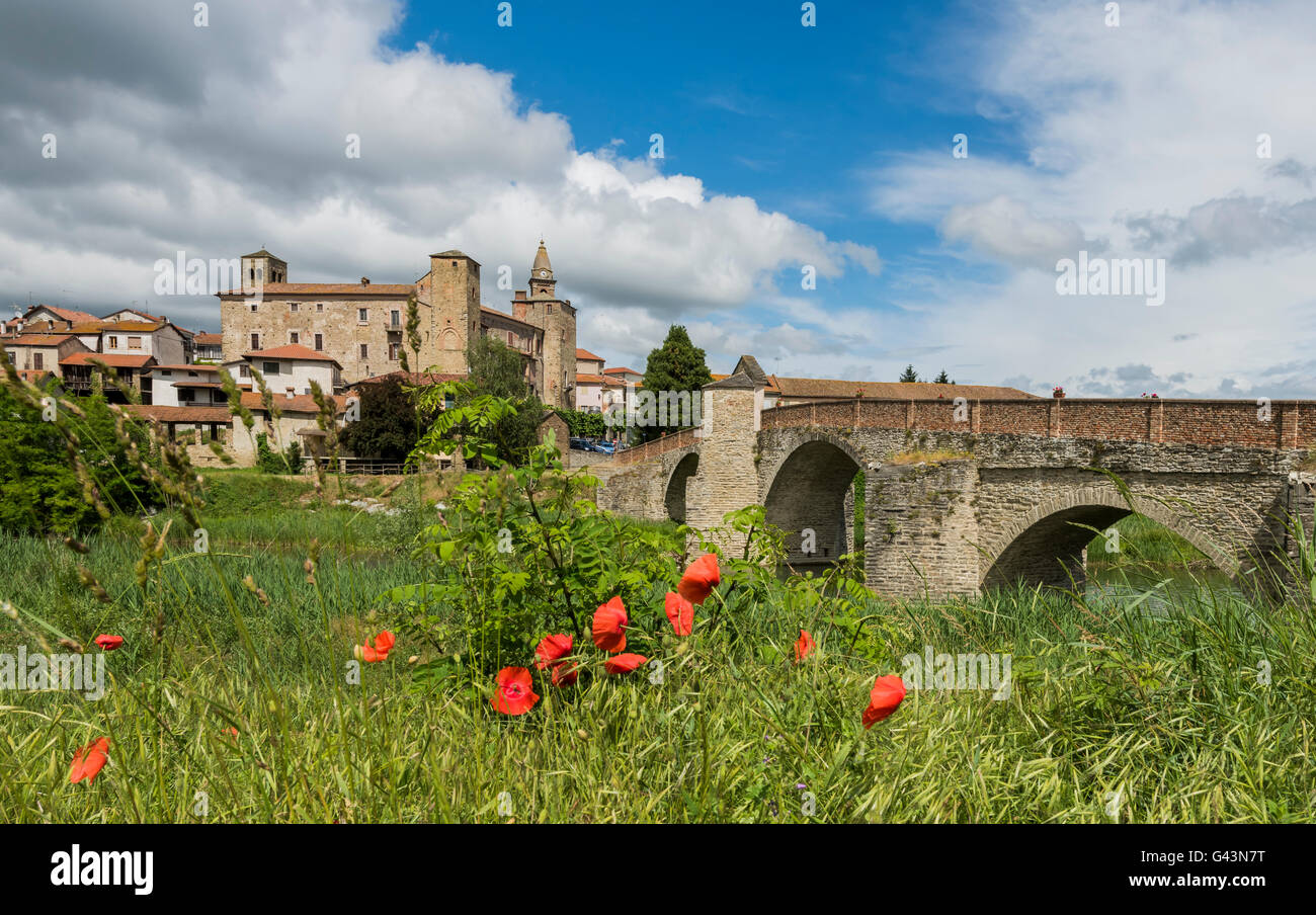 Puente Romano, el pueblo, el río, las casas y la iglesia de Monastero Bormida en Piamonte, Italia Foto de stock