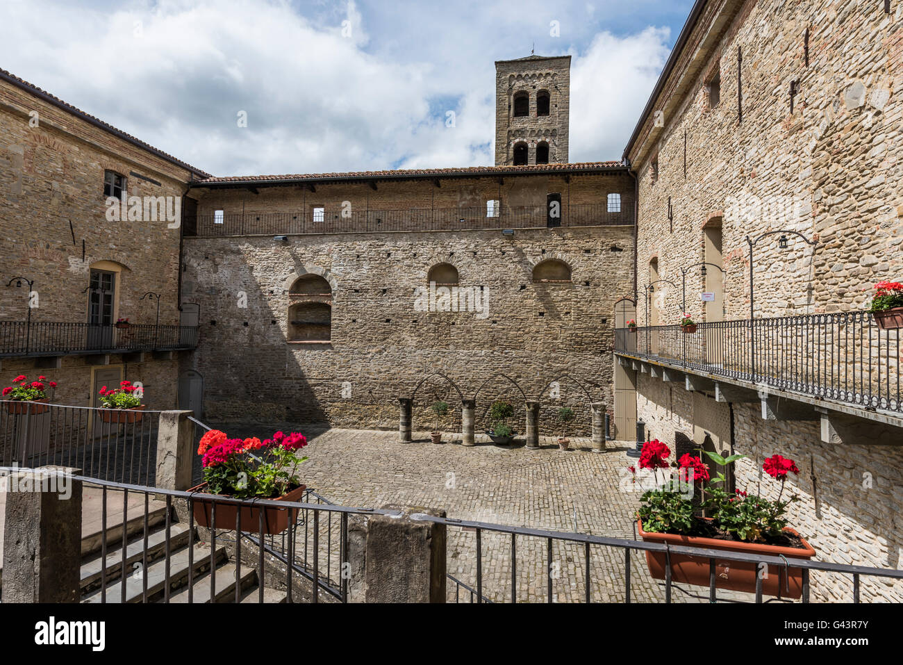 Patio del Castillo de Monastero Bormida en Piamonte, Italia Foto de stock