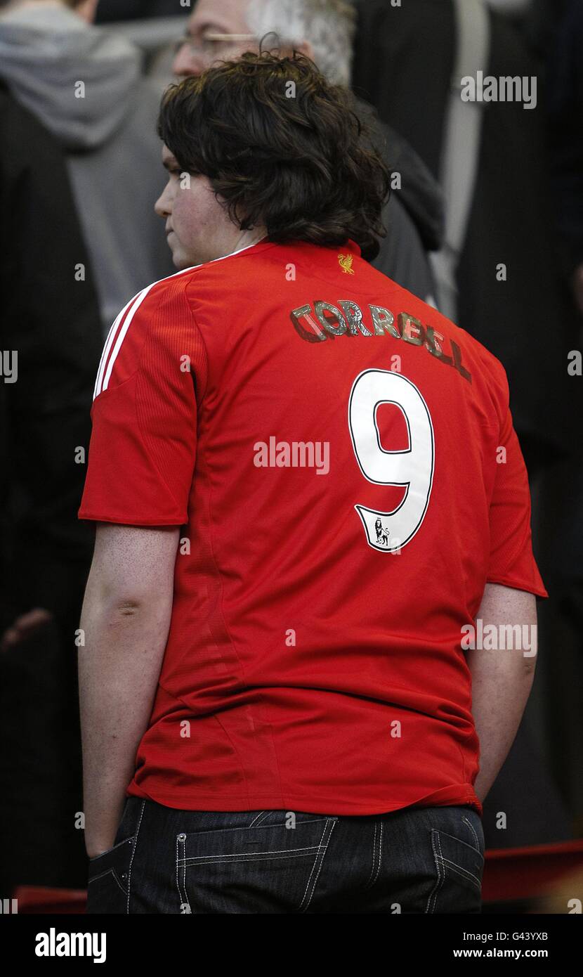 Un fan de Liverpool lleva una camiseta Fernando Torres con el Nombre tachado y sustituido por Andy Carroll Foto de stock