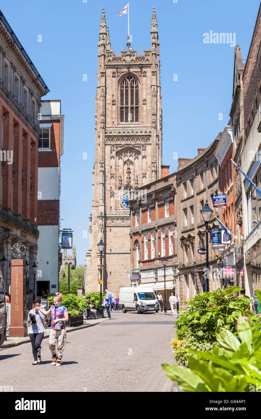 El centro de la ciudad de Derby. La Catedral de Derby y los edificios de puerta de hierro en el barrio de la Catedral, Derby, Inglaterra, Reino Unido. Foto de stock