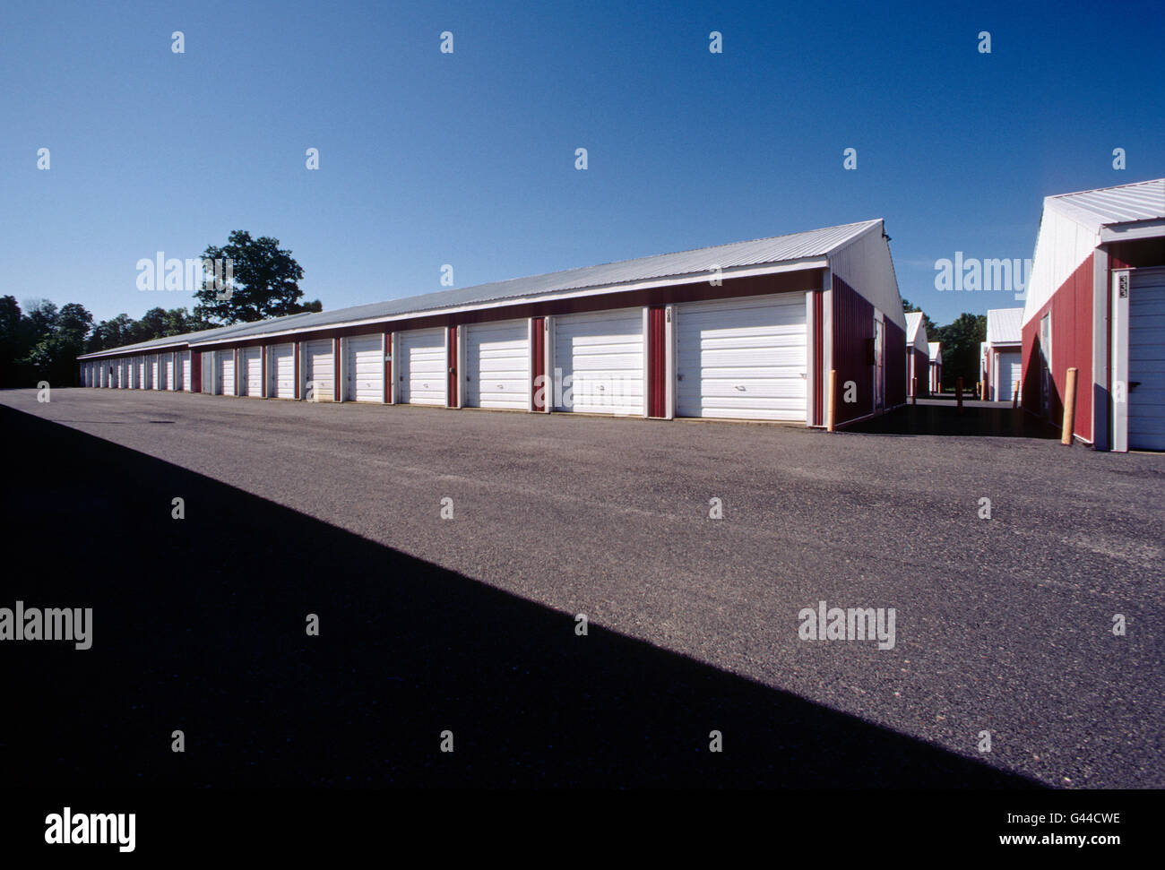 Vista diurna de garaje como unidades de almacenamiento alquiler alineadas en una fila Foto de stock