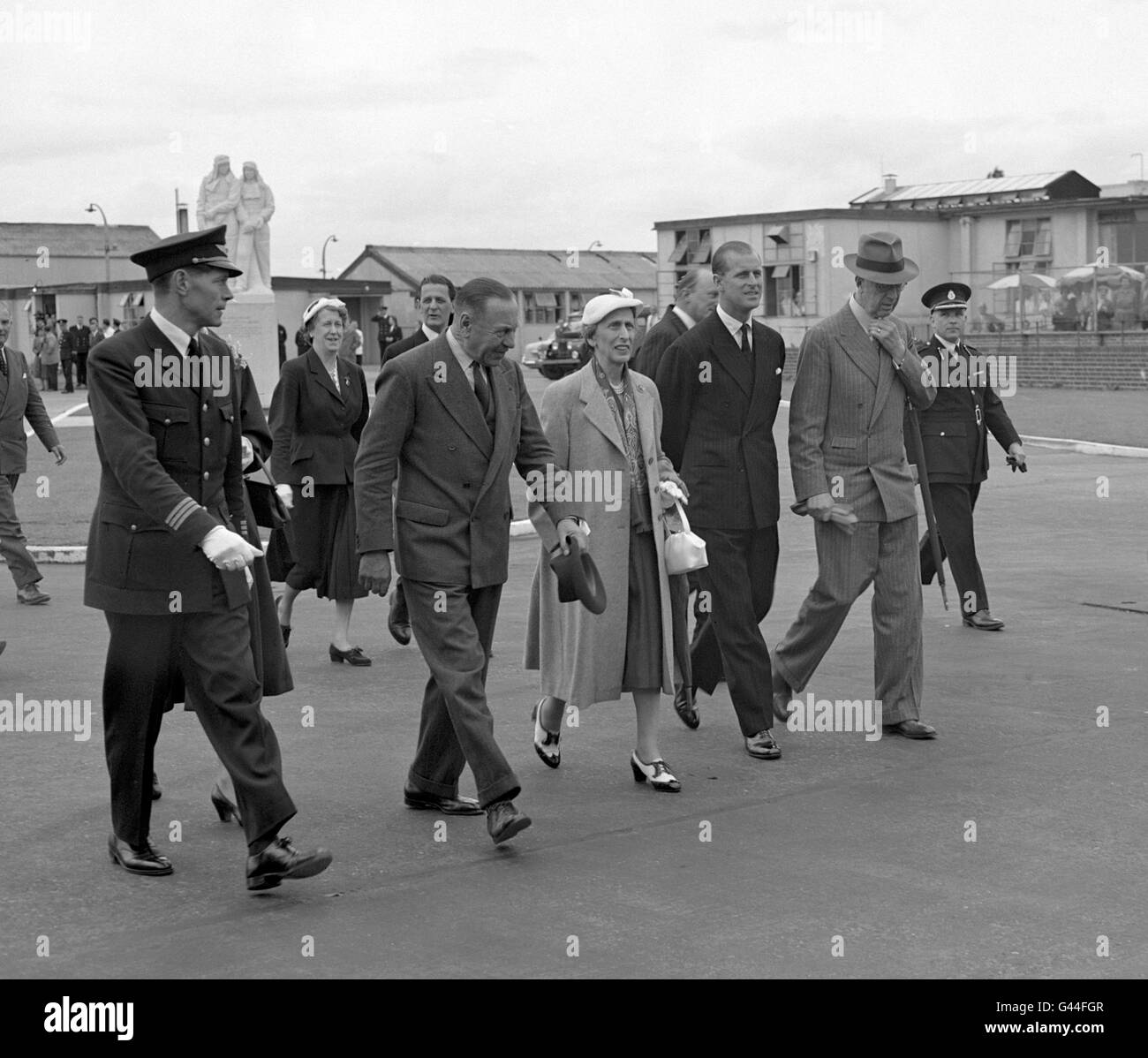 El rey Gustav y la reina Louise de Suecia acompañados por el duque de Edimburgo, que los vio, ya que estaban a punto de subir a bordo de un avión escandinavo para Estocolmo en el aeropuerto de Londres al final de su visita estatal a Gran Bretaña. Foto de stock