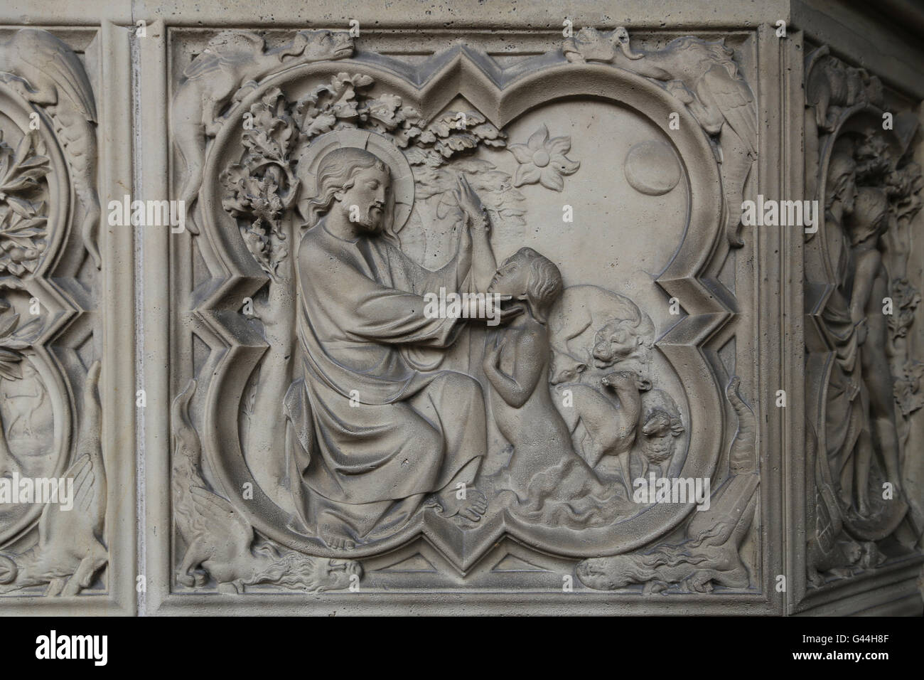 Creación de Adán. Alivio. Génesis. 13c. La Sainte-Chapelle, París, Francia. Foto de stock