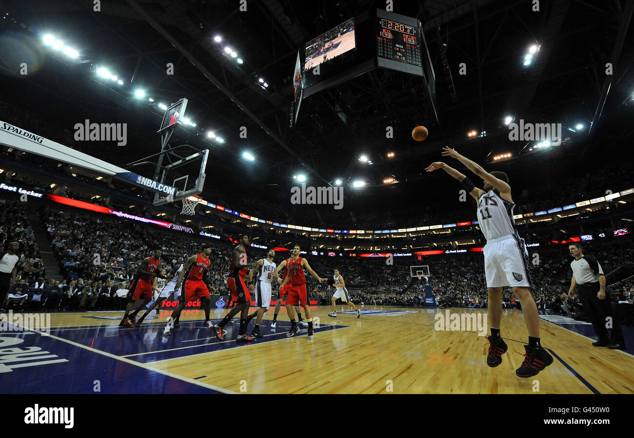 Baloncesto - NBA - Game One - New Jersey Nets contra Toronto Raptors - O2  Arena. Una visión general del Brook Lopez de New Jerseys Nets (extremo  derecho) tomando un tiro durante
