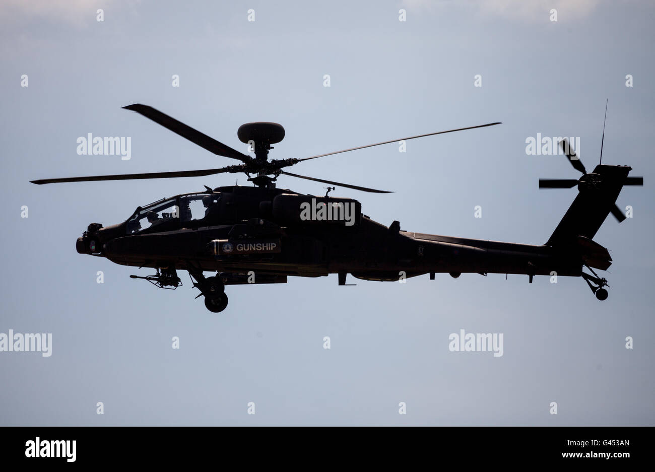 Berlín / ALEMANIA - Junio 3, 2016: Boing AH-64 Apache vuelos en el aeropuerto de Schoenefeld, Berlín / Alemania en junio 3, 2016 Foto de stock