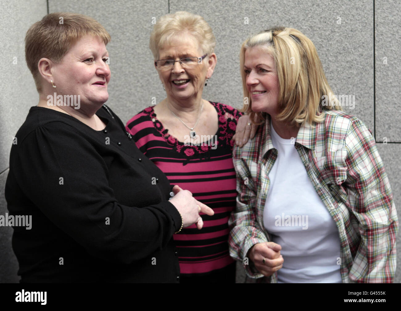 De izquierda a derecha) Margaret Wallace, Helen Monaghan y Catherine  Robertson, tres de las mujeres que dirigieron una sentada de protesta de  siete meses en la fábrica de Lee Jeans en Greenock