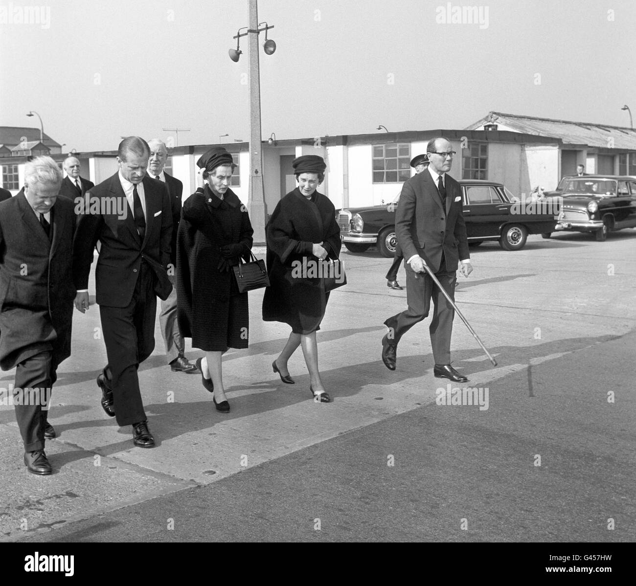 De izquierda a derecha, el duque de Edimburgo, la princesa Olga de Yugoslavia, y la hermana de este último, la princesa Marina, duquesa de Kent, en el aeropuerto de Heathrow antes de volar a Atenas. Estaban asistiendo al funeral del rey Pablo de los Heléngos. Foto de stock