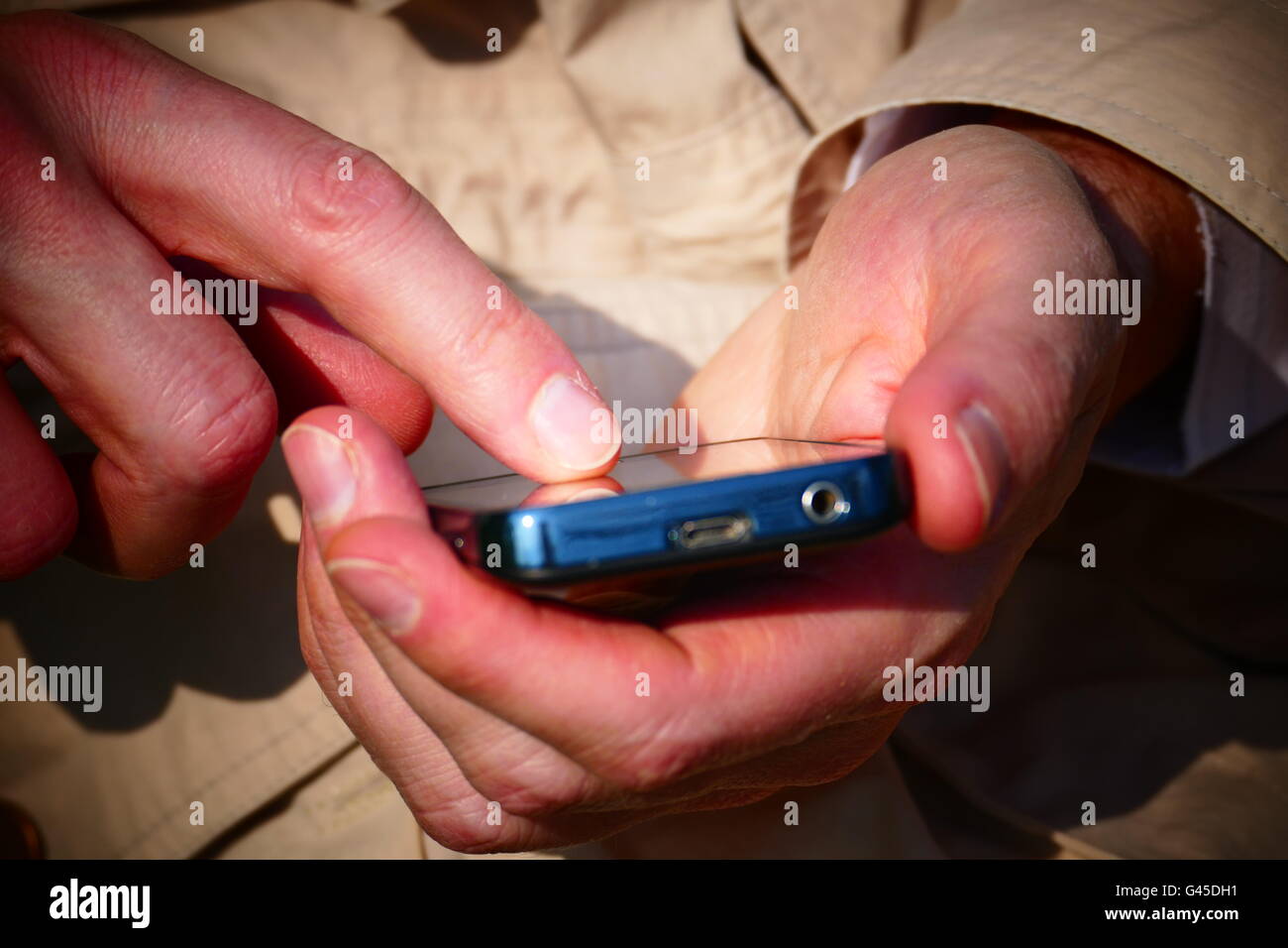 Europa Alemania hombre alemán de control de SMS en el smartphone Foto de stock