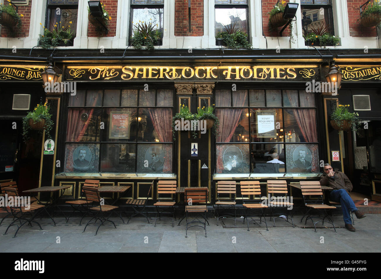 El pub Sherlock Holmes en el centro de Londres, operado por la empresa de producción de cerveza Greene King. Foto de stock