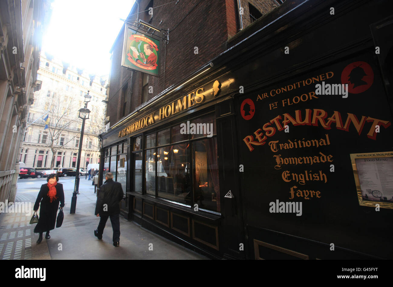 FTSE 100. El pub Sherlock Holmes en el centro de Londres, operado por la compañía cervecera y pub Greene King. Foto de stock