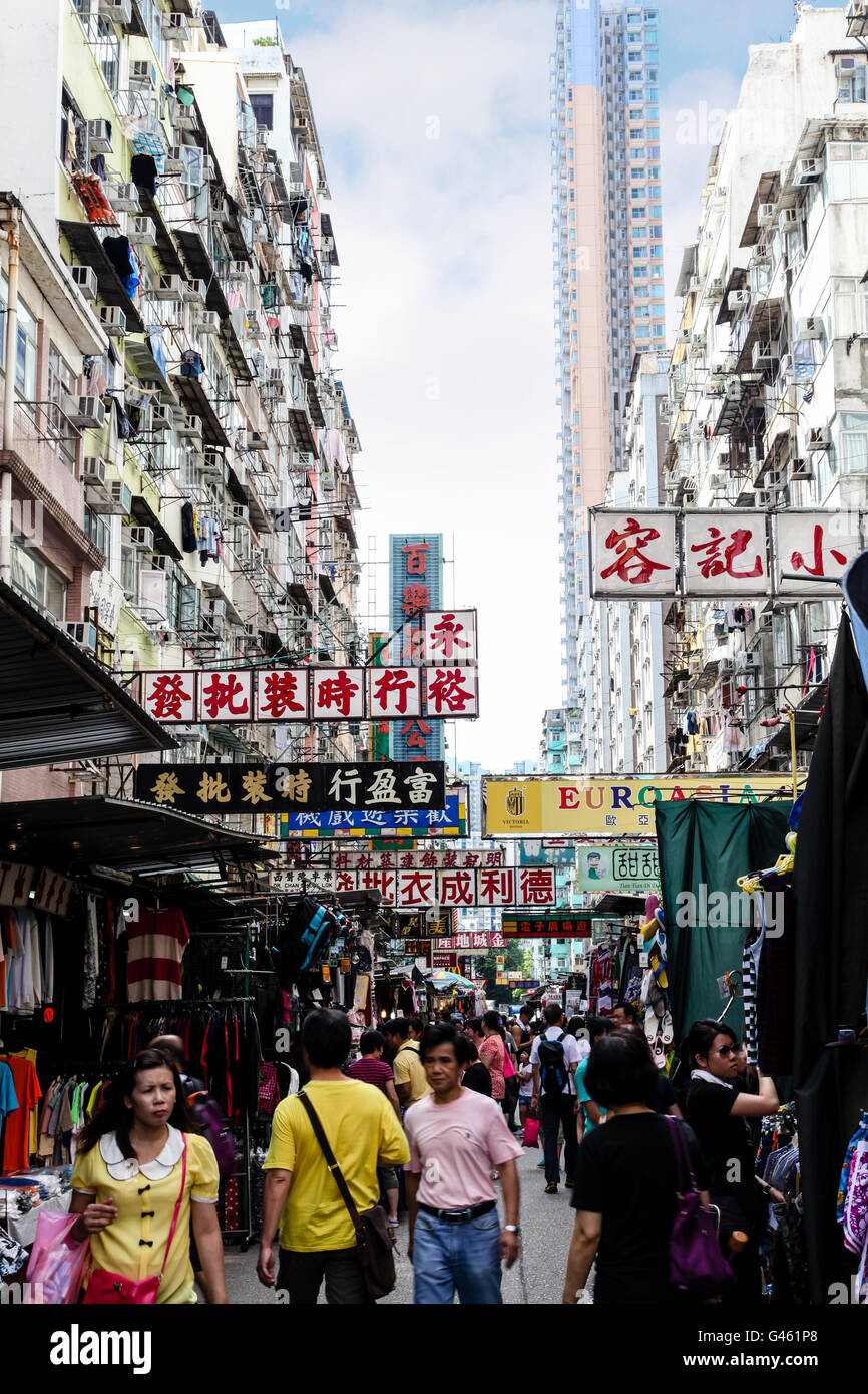 Hong Kong - Agosto 7, 2013: los compradores ajetreado paseo Sham Shui Po Street market Foto de stock