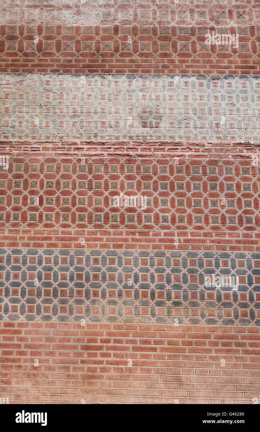 Pared de ladrillo con patrón de estilo morisco en la calle Santa Maria, Málaga, Andalucía, España. Foto de stock
