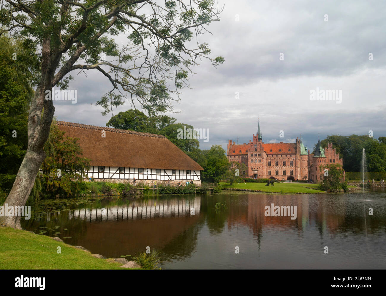 El Castillo Egeskov situado en el sur de la isla de Funen en Dinamarca Foto de stock