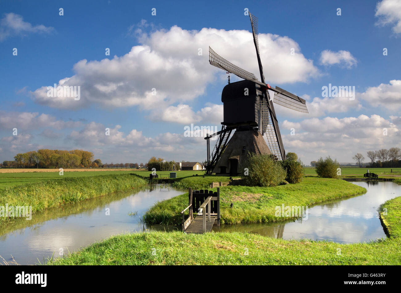 El molino de viento cerca de Dussen Noordeveldse en la provincia holandesa Noord-Brabant Foto de stock