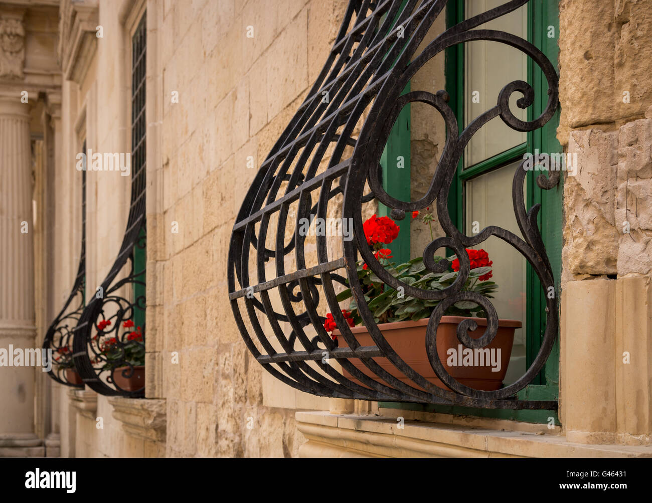 Protector de ventana de hierro forjado embarazadas o rejilla en Valletta,  Malta Fotografía de stock - Alamy