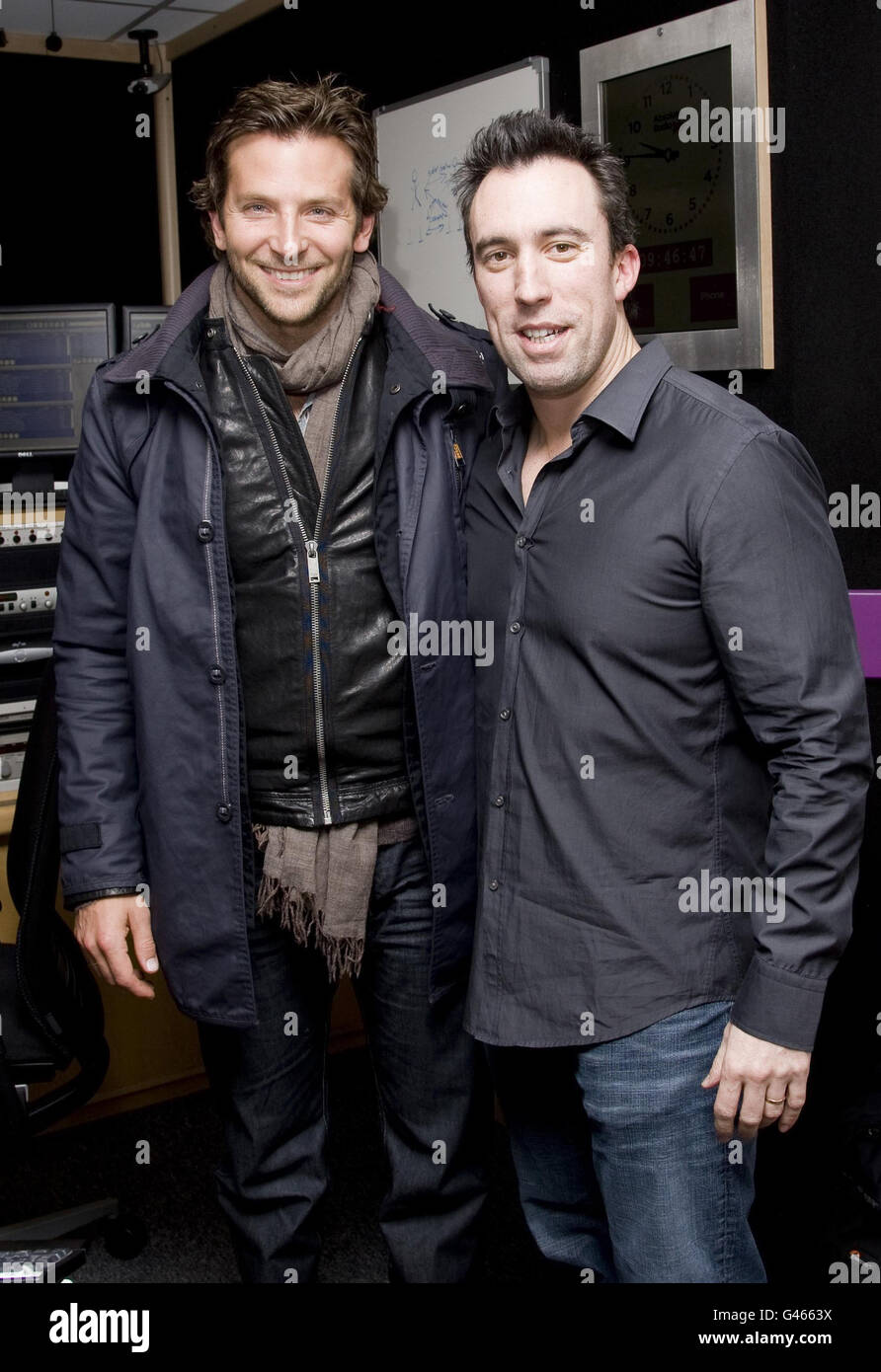 Bradley Cooper con el presentador del desayuno de Absolute Radio Christian o'Connell, en Absolute Radio en el centro de Londres. Foto de stock