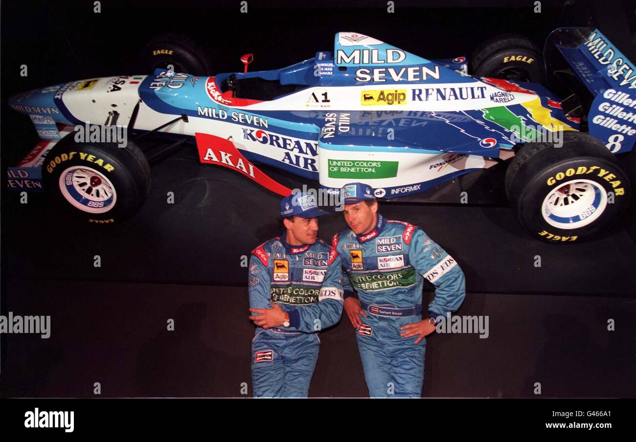 Los pilotos de carreras Jean Alesi (izquierda) y Gerhard Berger desvelan su  nuevo coche Benetton Renault B197 en el restaurante Planet Hollywood en el  centro de Londres hoy (jueves). Han estado probando