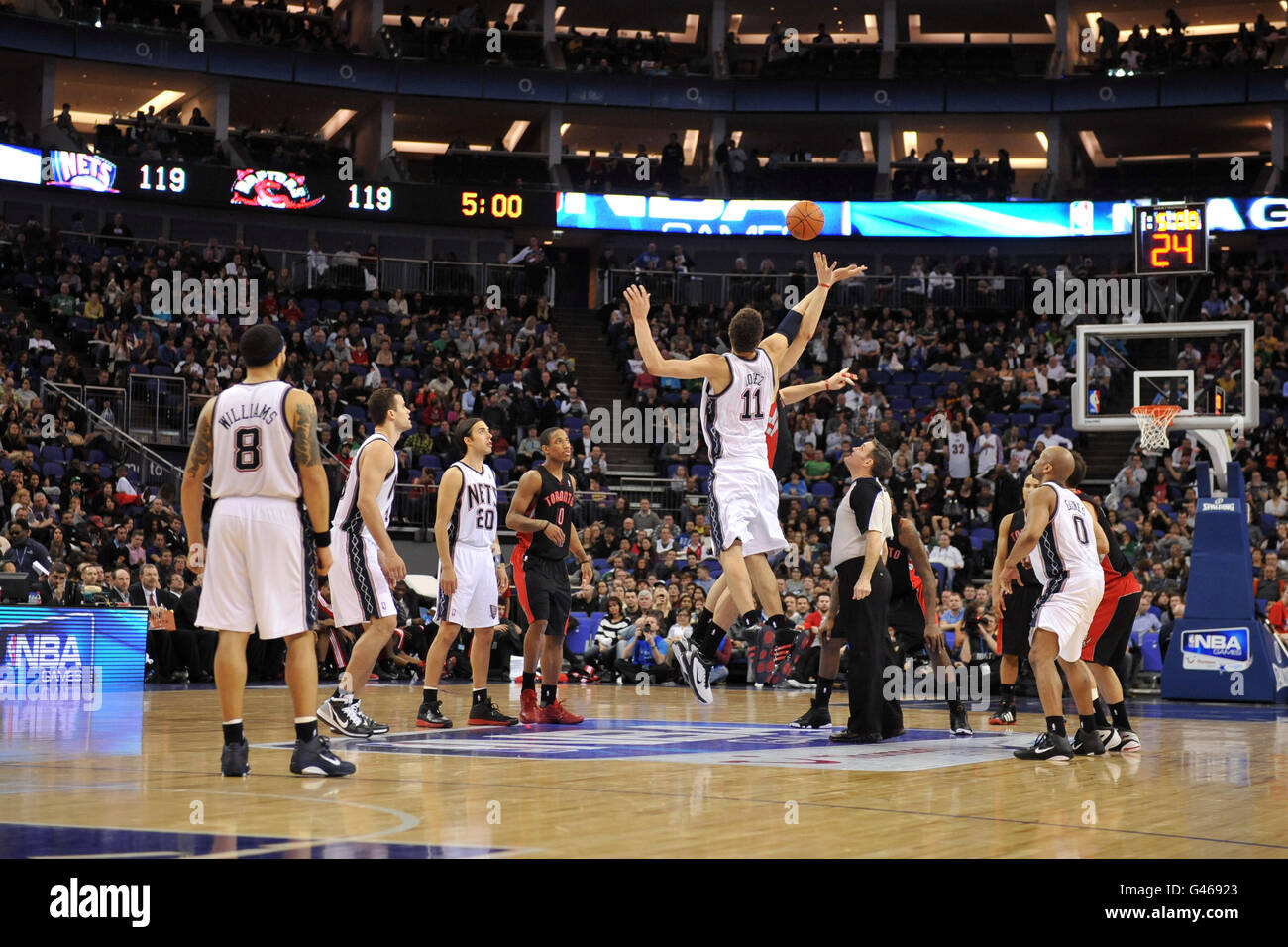 Baloncesto - NBA - Juego Dos - New Jersey Nets contra Toronto Raptors - O2  Arena. Una visión general de