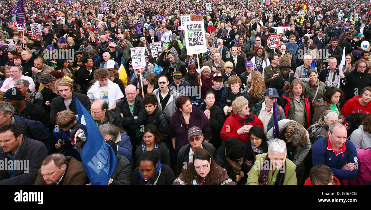 Los manifestantes en la Marcha de la TUC por la Alternativa escuchan discursos durante una concentración en Hyde Park, Londres, en contra de los recortes de gasto del gobierno. Foto de stock