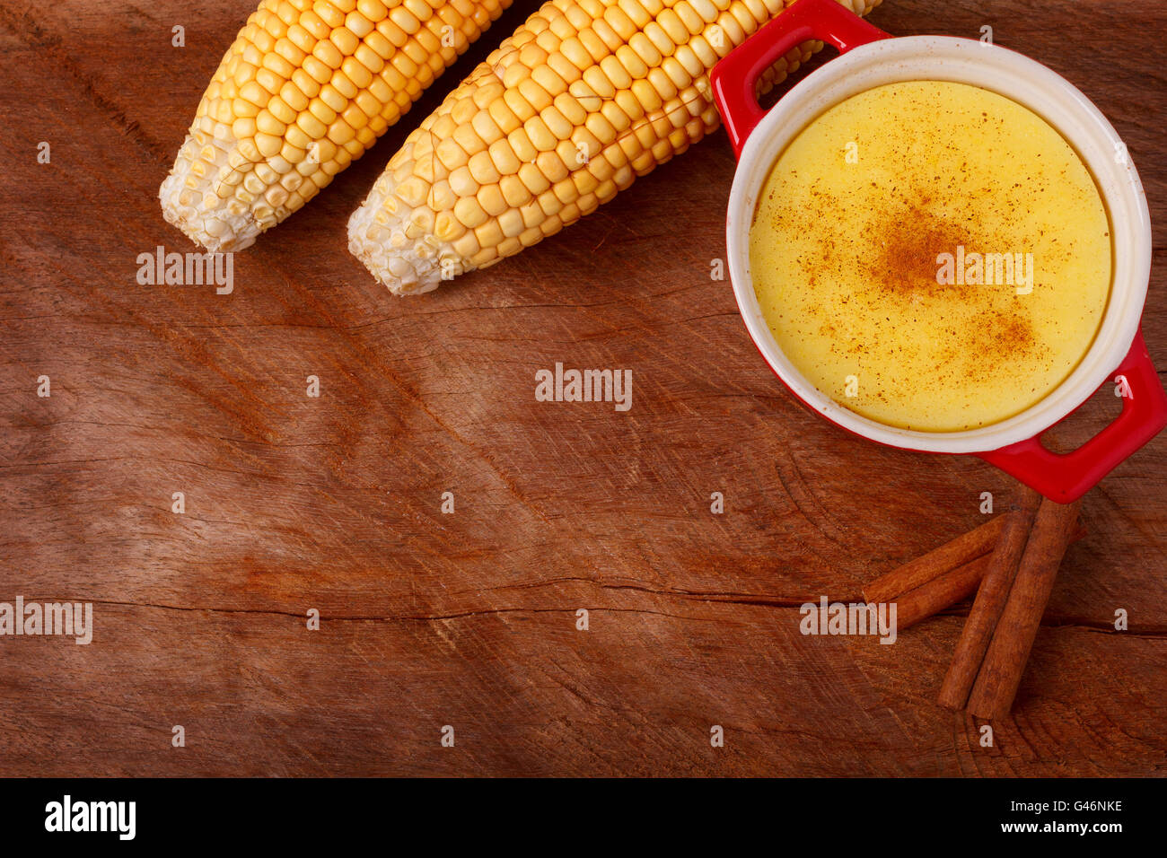 Natillas dulces brasileño-como postre milho curau mousse de maíz con la  canela. Enfoque selectivo Fotografía de stock - Alamy