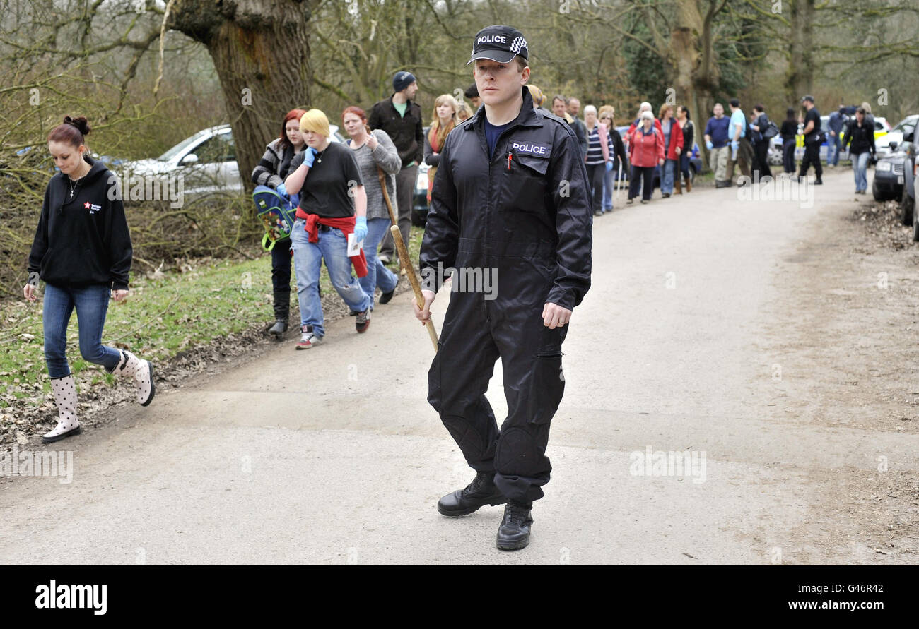 La policía y los miembros del público en el bosque de Savernake cerca de Marlborough, Wiltshire, buscan a Sian o'Callaghan, que ha estado desaparecido desde que dejó un club nocturno de Swindon a las 2.50 de la mañana del sábado. Foto de stock