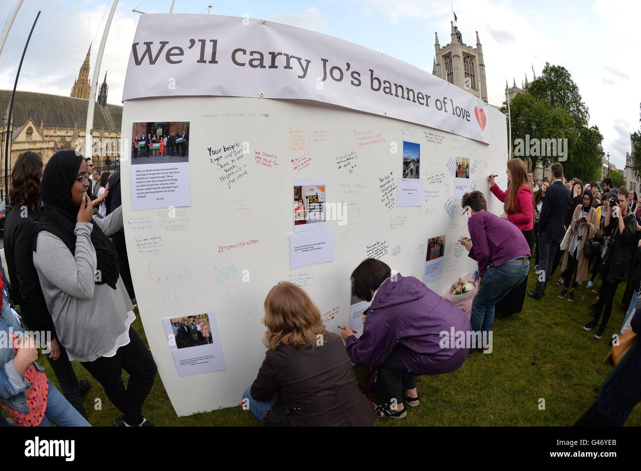 Los miembros del público salgan homenajes en Parliament Square, Londres, después del trabajo MP Jo Cox fue baleado y muerto a puñaladas en la calle fuera de su circunscripción consejos cirugía en Birstall, West Yorkshire. Foto de stock