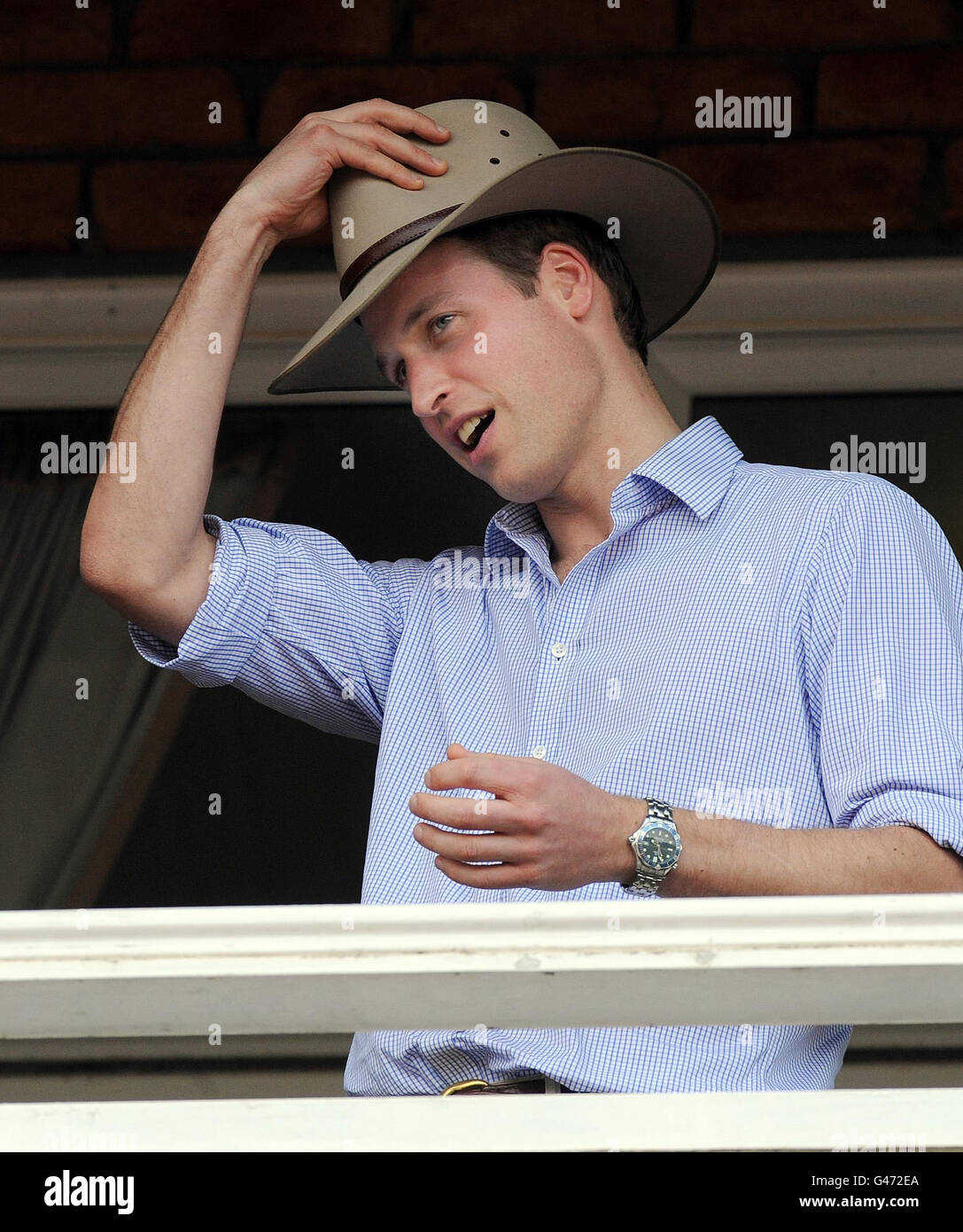 El príncipe Guillermo lleva un sombrero Akubra que le fue dado en el recinto ferial de Toowoomba, donde tuvo lugar un concierto para la ciudad cerca de Brisbane, Australia, que sufrió en las recientes inundaciones. Foto de stock