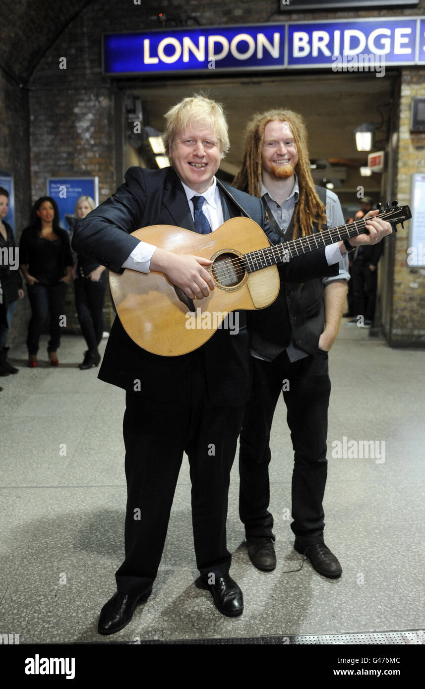 El Alcalde De Londres Boris Johnson Se Une Al Musico Newton Faulkner En La London Bridge Station Para Destacar El Rhythm Of London Busking Competition Londres Fotografia De Stock Alamy