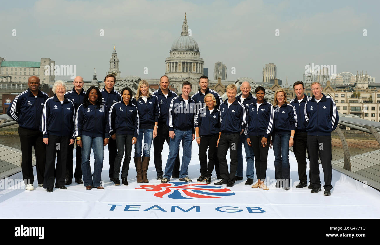 Una parte del equipo de leyendas olímpicas británicas para Londres 2012, (de izquierda a derecha) Kriss Akabusi, Mary Peters, Adrian Moorhouse, Tessa Sanderson, Roger Black, Kelly Holmes, Sharron Davies, Steve Redgrave, Robin Cousins, Steve Backley, Jane Torvill, Christopher Dean, Duncan Goodhew, Denise Lewis, Sally Gunnell, Lynn Davies y David Hemery se encuentran en el puente Millennium Bridge para hacer una foto en el Tate Modern, Londres. Foto de stock