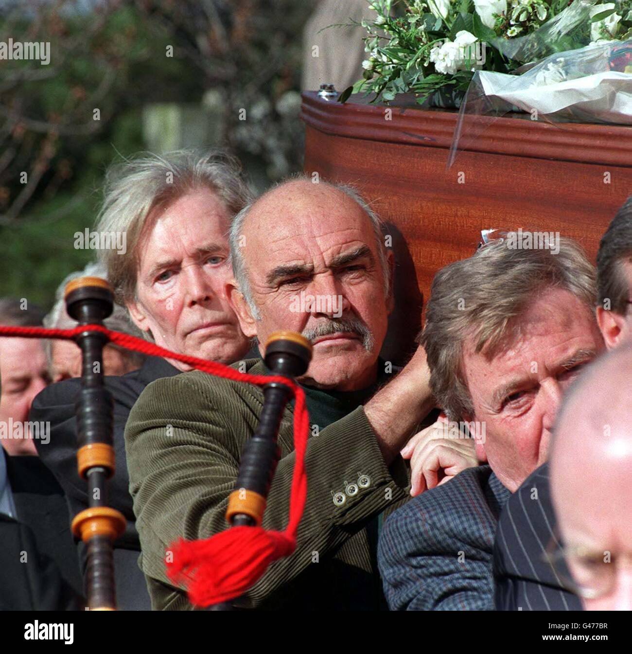 Los portadores del féretro pertenecen Peter O'Toole (izquierda) y Sean