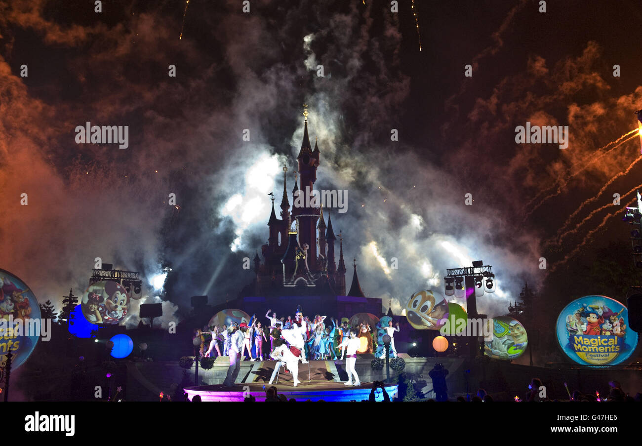 Las fiestas comienzan a lanzar un año del Festival de los momentos mágicos en Disneyland, París. ASOCIACIÓN DE PRENSA Foto. Fecha del cuadro: Sábado 2 de abril de 2011. El crédito de la foto debe decir: Ian West/PA Wire Foto de stock