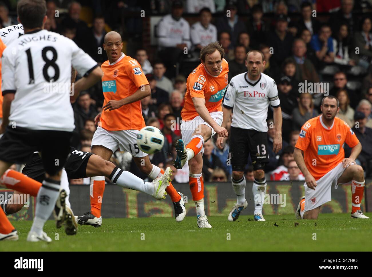 Fútbol - Barclays Premier League - Fulham v Blackpool - Craven Cottage. David Vaughan de Blackpool (centro) en acción Foto de stock