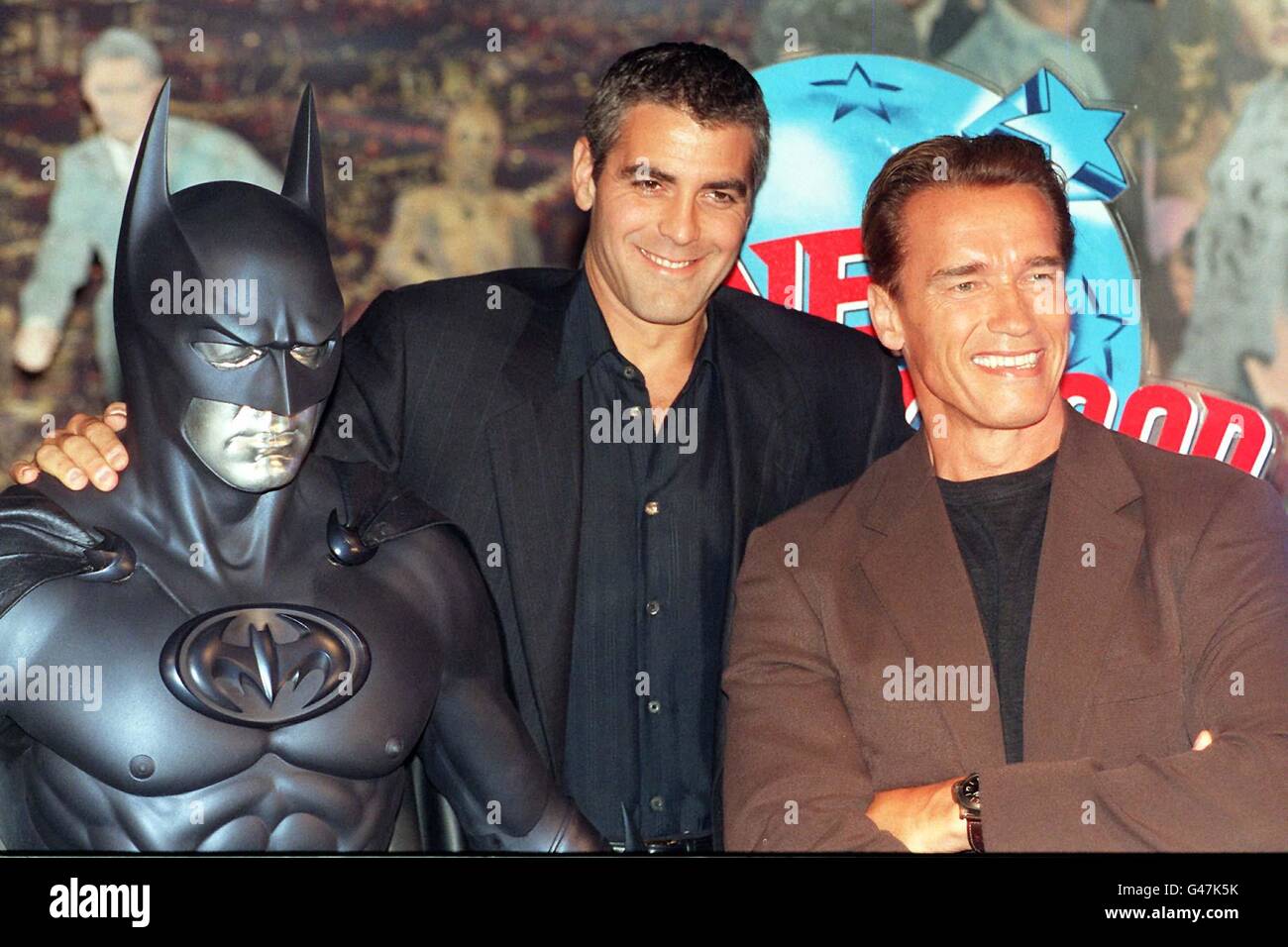 El actor estadounidense George Clooney (izquierda), y el héroe de la  película de acción Arnold Schwartzenegger en Planet Hollywood, en Londres  hoy (lunes), promocionando su última película de Batman. Clooney juega el