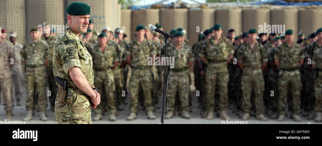 El nuevo Comandante de Taskfoque Helmand, Brigadier Ed Davis, 3 Brigada Commando Royal Marines se dirige a las tropas durante una ceremonia para conmemorar el traspaso de 16 Brigada de Asalto aéreo en Herrick 13 a 3 Brigada Commando en Herrick 14 en Lashkar Gah, provincia de Helmand, Afganistán. Foto de stock