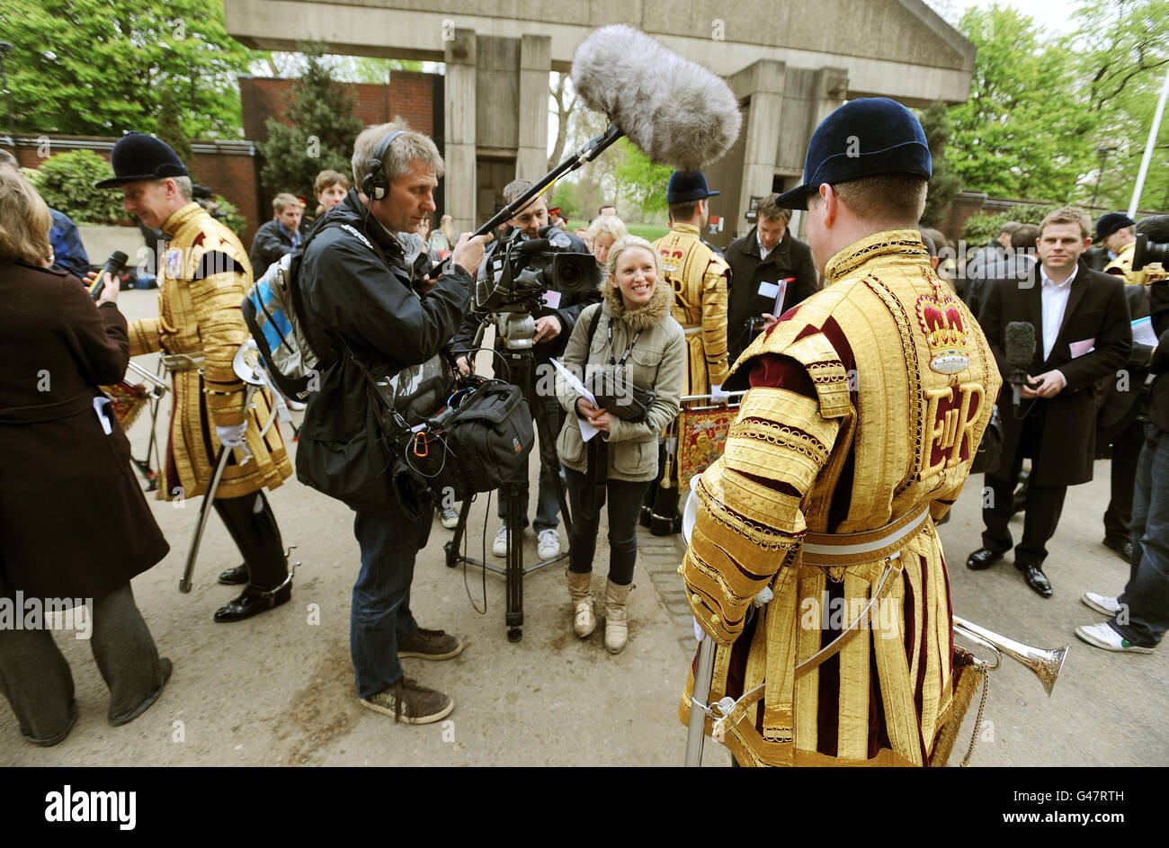 Los trompetistas del estado de la Caballería de la Casa, que actuará en la boda Real, hablan con los medios de comunicación del mundo en el cuartel de Knightsbridge, en el centro de Londres. Foto de stock
