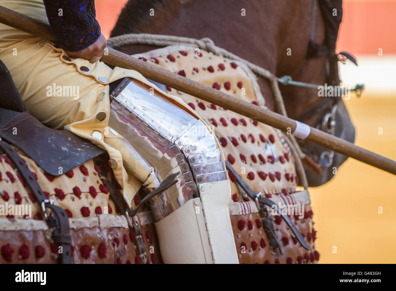 Picador torero, lancer cuyo trabajo es debilitar los músculos del cuello del toro, en la plaza de toros de Jaen, España Foto de stock