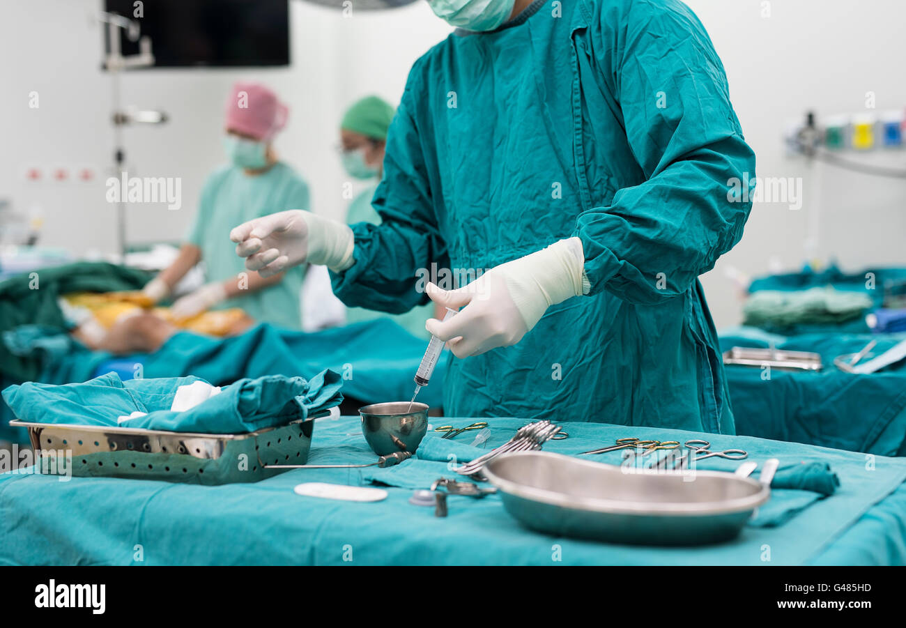 Scrub enfermera preparar instrumentos médicos para la operación Foto de stock