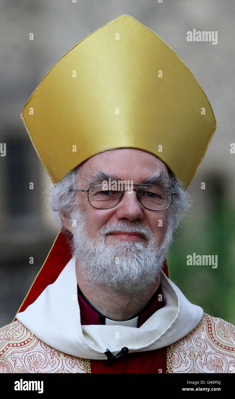 El Arzobispo de Canterbury, Dr. Rowan Williams, llega para el Servicio del día de Pascua a la Catedral de Canterbury en Kent. Foto de stock