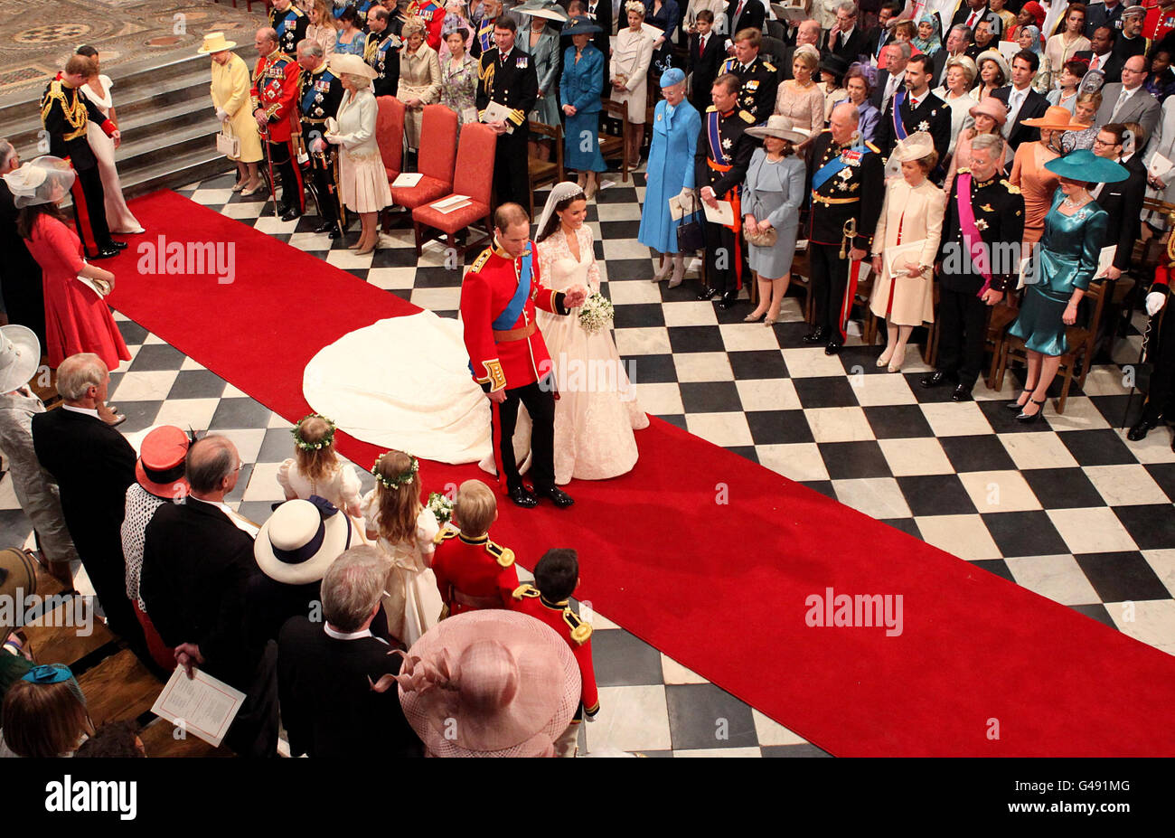 El príncipe Guillermo y su nueva novia Kate caminan por el pasillo de la Abadía de Westminster, Londres, después de su matrimonio. Foto de stock