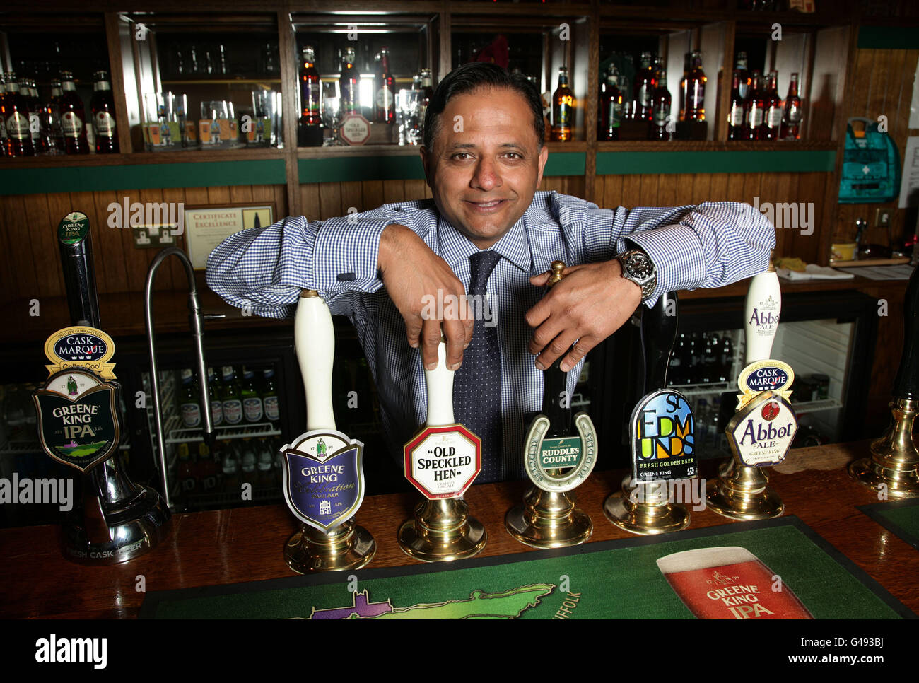 Un retrato de Rooney Anand, director ejecutivo de la compañía de pub y cervecera Greene King, en su sede central en Bury St Edmunds, Suffolk. Foto de stock