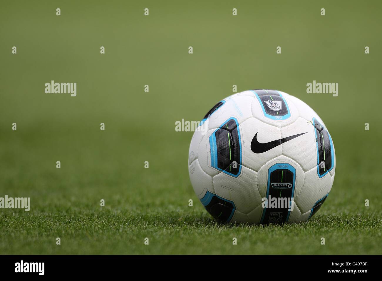 El balón Nike T90 Tracer, el balón oficial de la Barclays Premier League  Fotografía de stock - Alamy