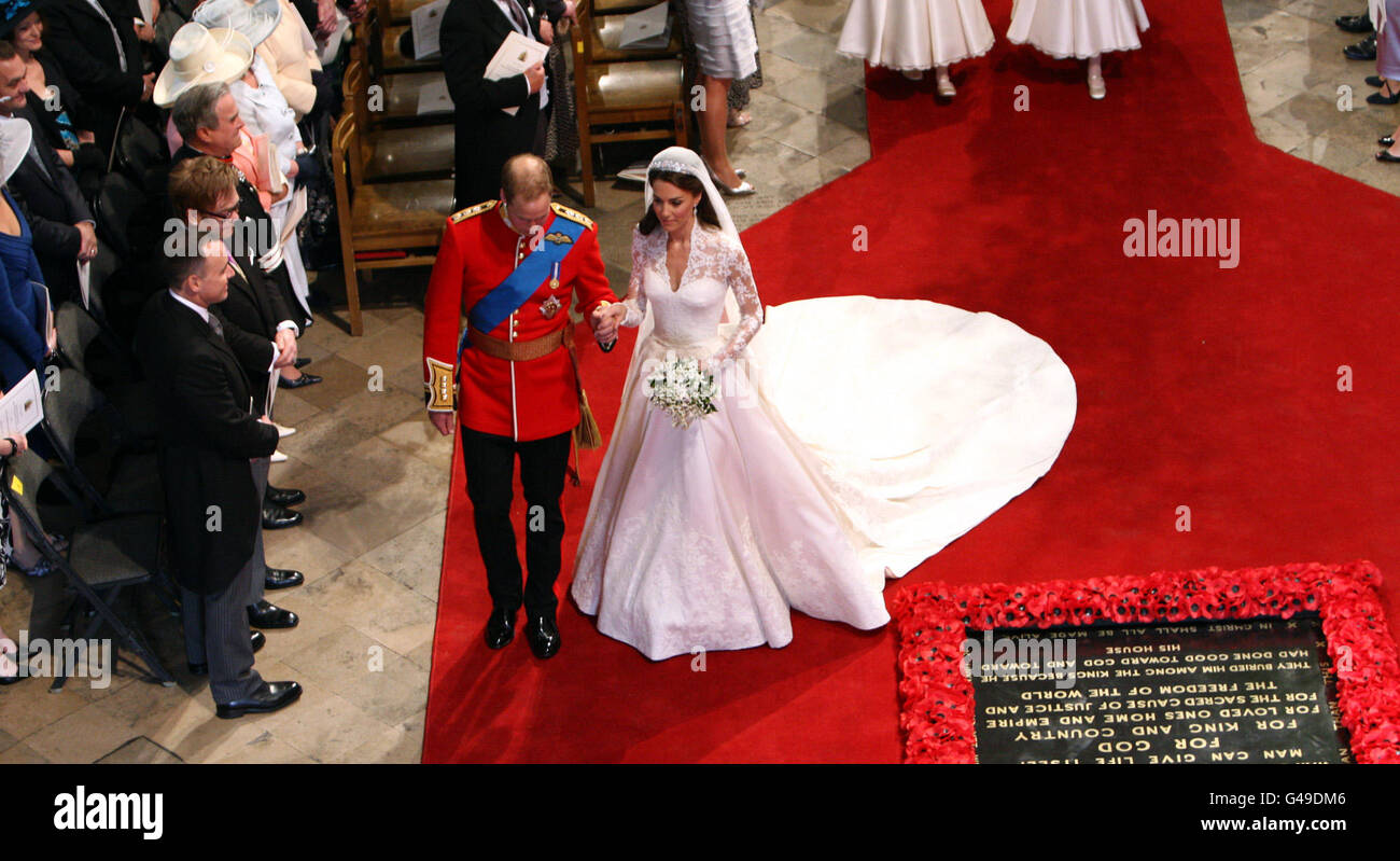 El príncipe Guillermo y su novia Kate caminan por el pasillo en la Abadía de Westminster, Londres, después de su matrimonio. Foto de stock