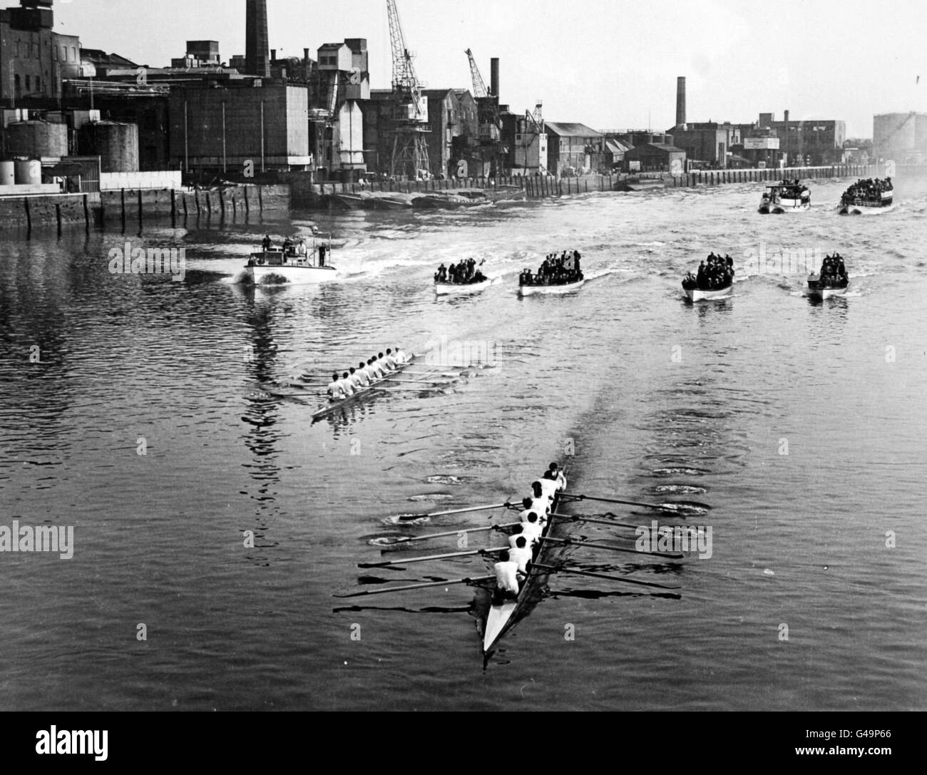 Remo - 111th Boat Race - Universidad de Oxford contra Universidad de Cambridge. Oxford liderará mientras los equipos se acercan a Hammersmith Foto de stock