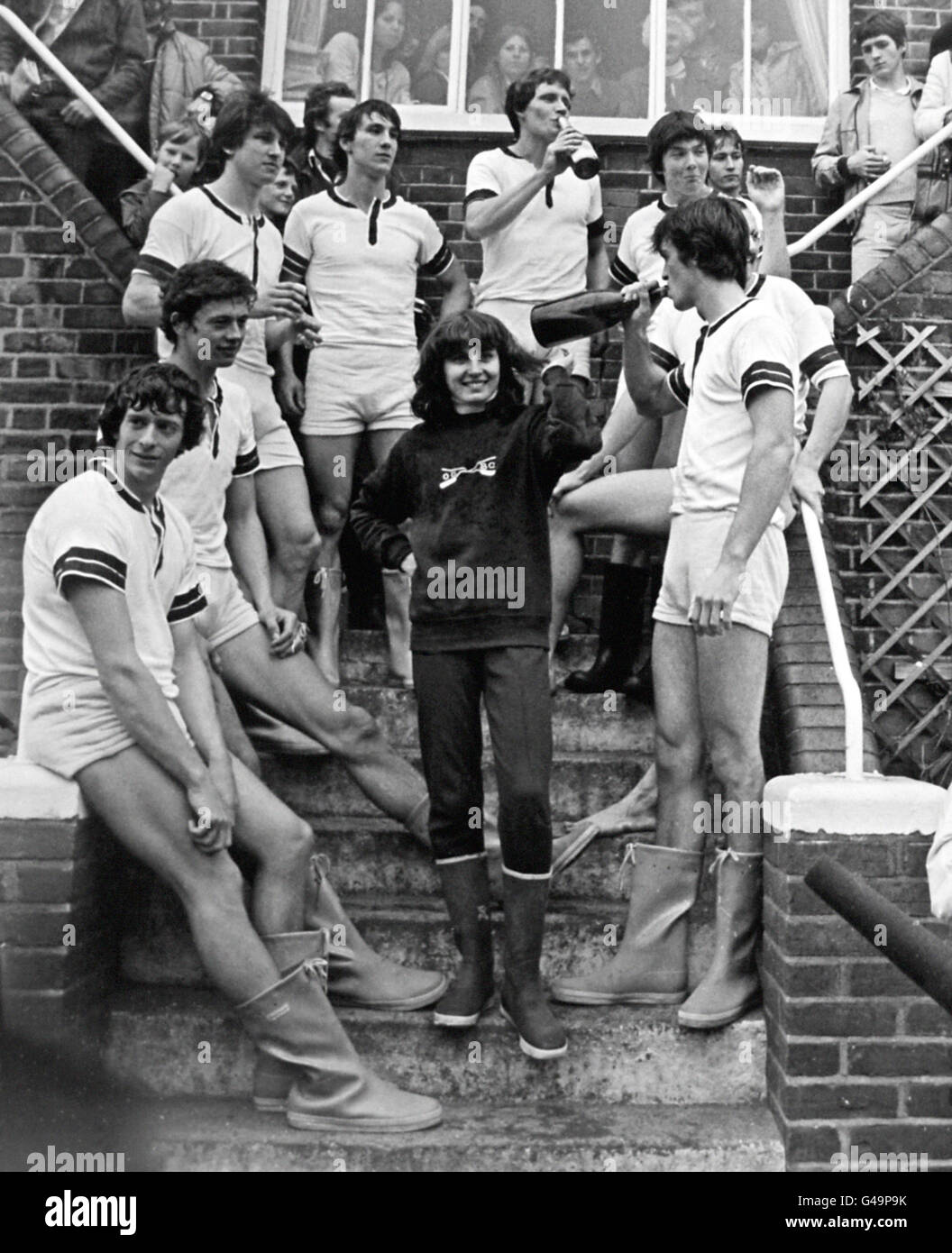 Sue Brown, la primera mujer en la carrera de barcos anual de cox A Universities con su equipo ganador de Oxford Foto de stock