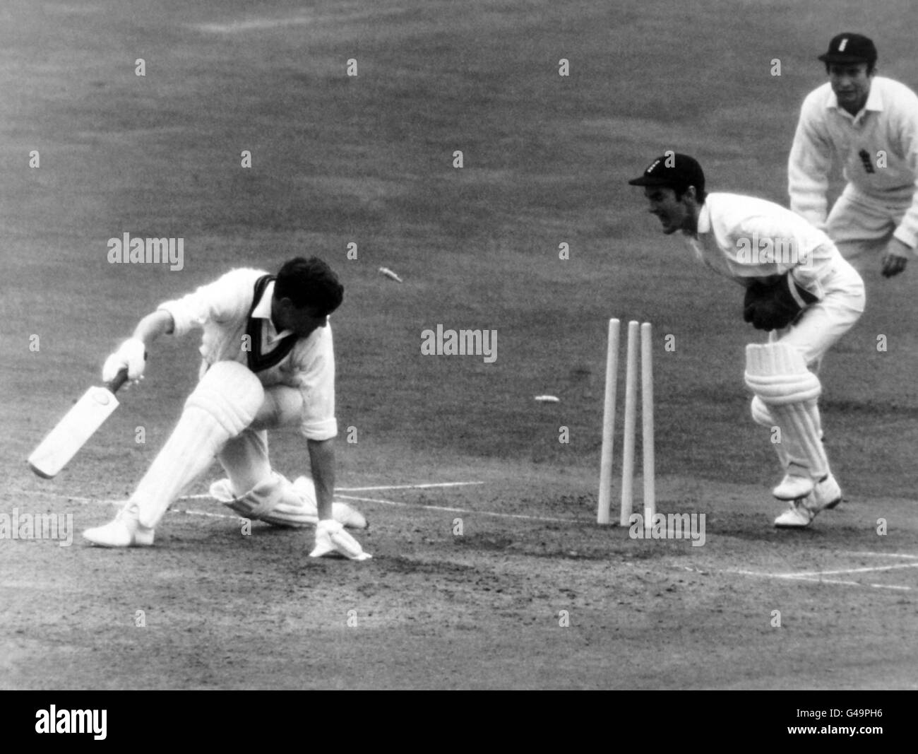 PA. 2266782 Cricket - The Ashes - Cuarta Prueba - Inglaterra contra Australia - Cuarto Día - Headingley. Paul Sheahan está fuera para 31, tropieza por Alan Knott en Headingley Foto de stock